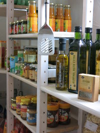 Lebensmittelregal im Weltladen