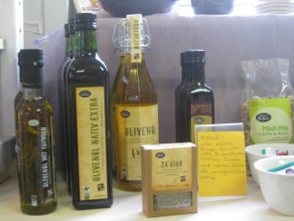 Ölsortiment im Weltladen