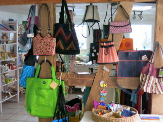 Selbstgemachte Taschen im Weltladen